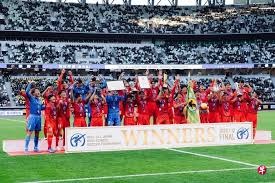 他像往常一样完全保持冷静和镇定。